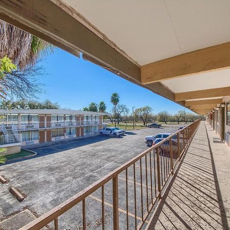 Americas Best Value Inn Uvalde Exterior foto