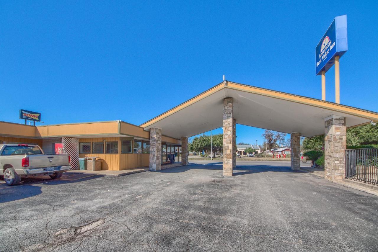 Americas Best Value Inn Uvalde Exterior foto