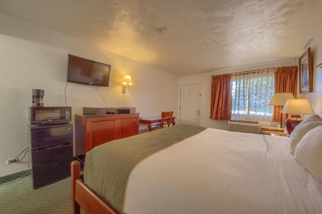 Americas Best Value Inn Uvalde Exterior foto